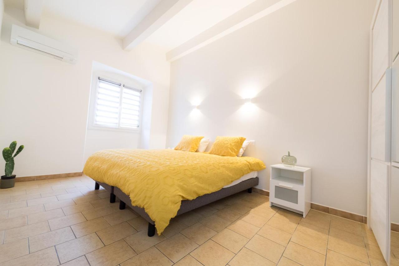 Appartement Ravissant Triplex et Duplex au Centre de Pont St Esprit Extérieur photo